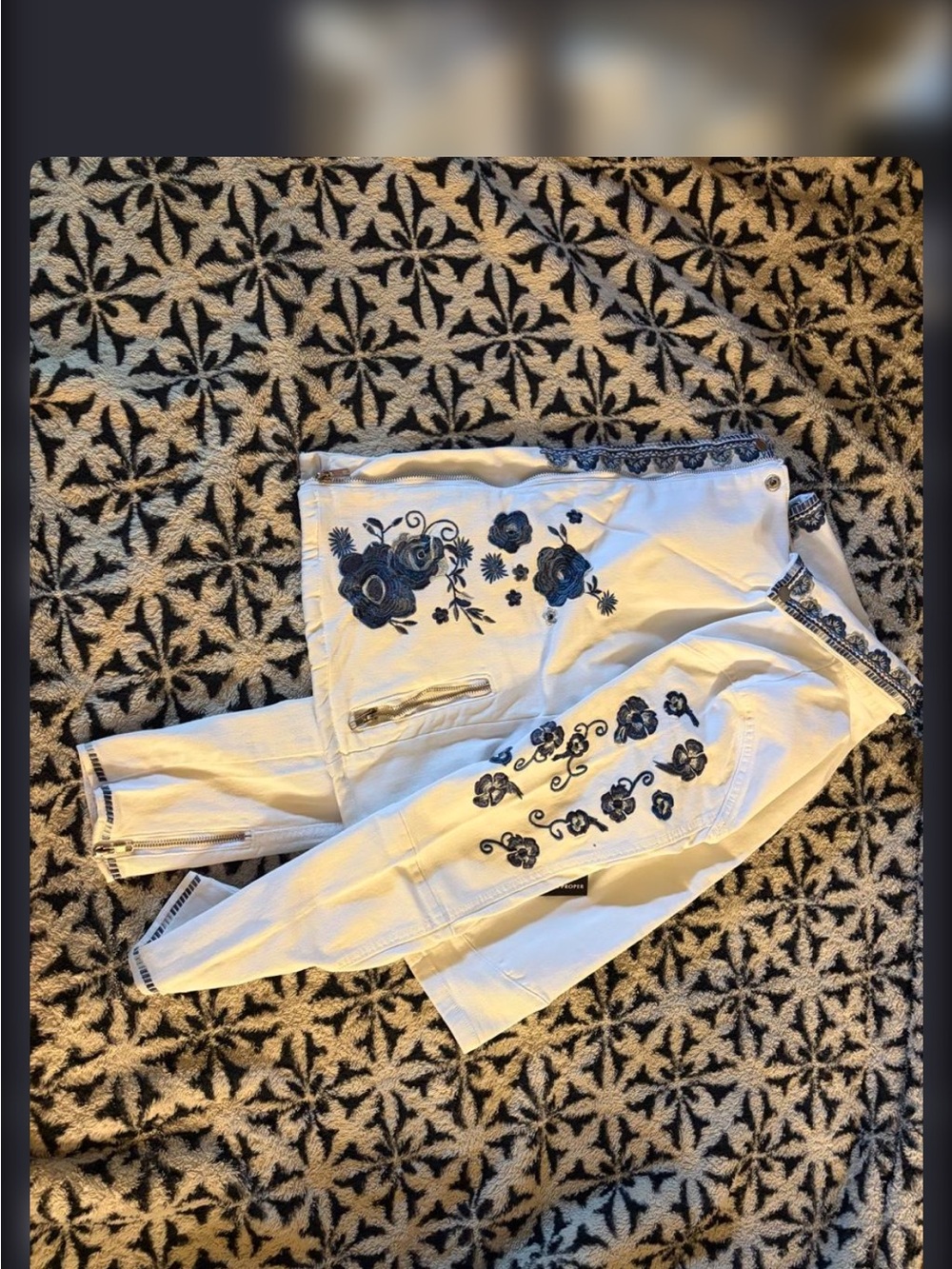 Boston Proper White Skinny Jeans with Blue Floral Embroidery